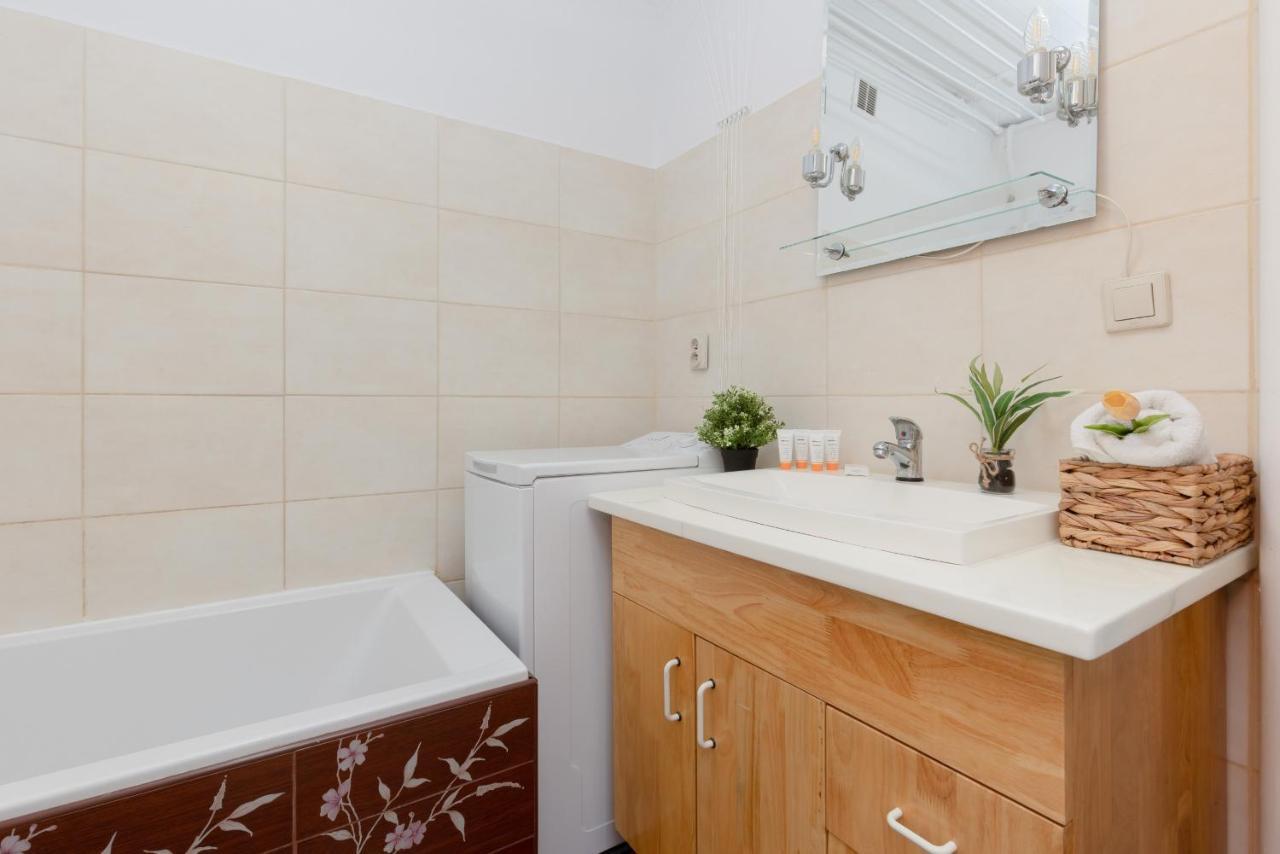 Warsaw Airport Studio Astronautow With Balcony By Renters Apartamento Exterior foto